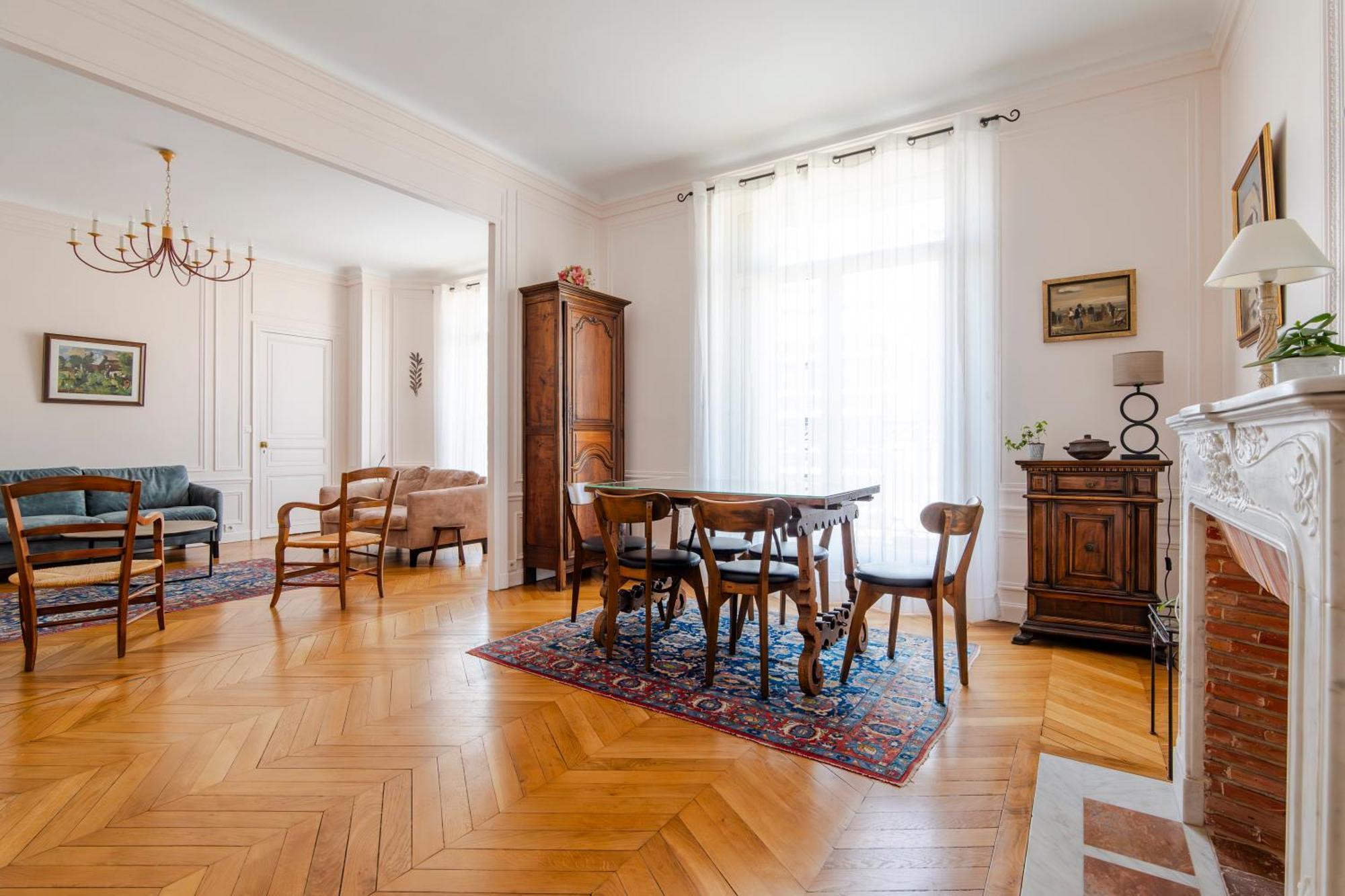 Veeve - Avenue To The Eiffel Tower Apartment *